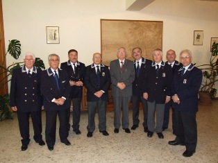 La delegazione ANMI di Pescia e Carrara posano per una foto ricordo con l'autore del libro Amerigo Vaglini. 